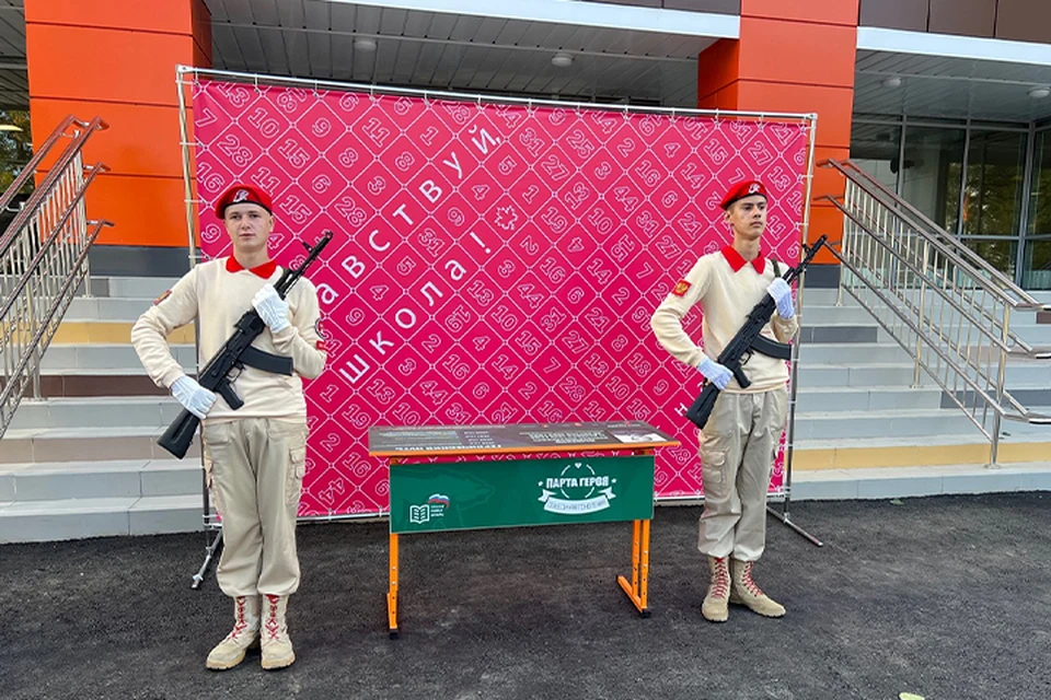 В кабинете истории школы №15 в Твери установили "Парту Героя" Фото: Управление Росгвардии по Тверской области