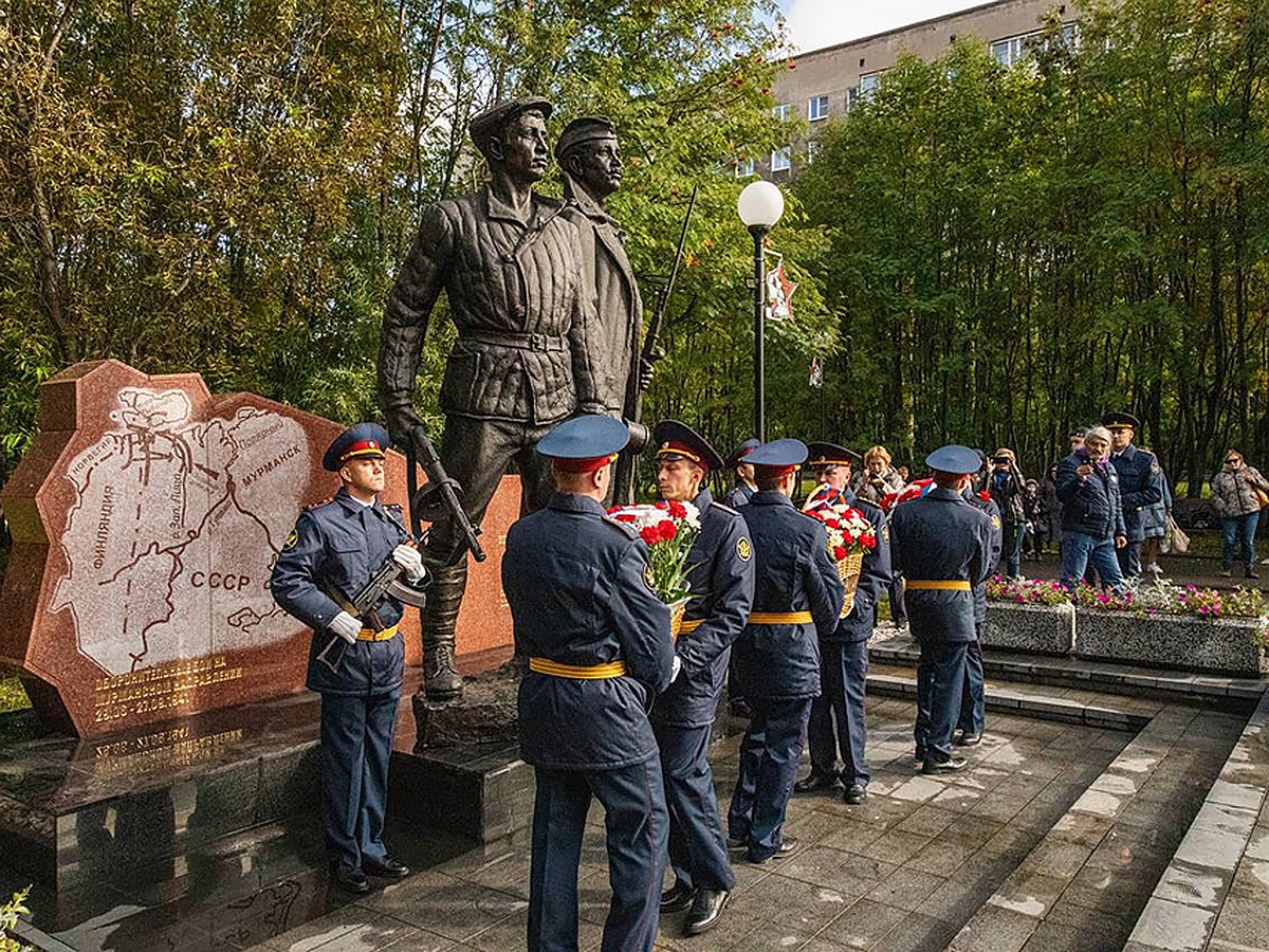 У памятника воинам Полярной дивизии в Мурманске прошел митинг - KP.RU