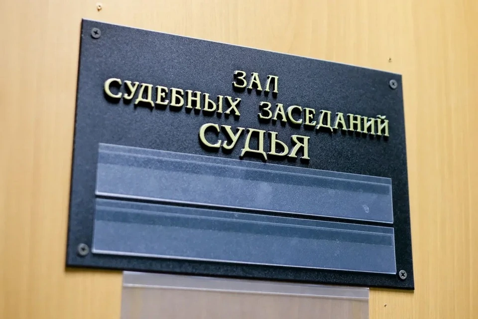Петербурженка получила штраф в 10 тысяч рублей после столкновения соседки с лестницы.