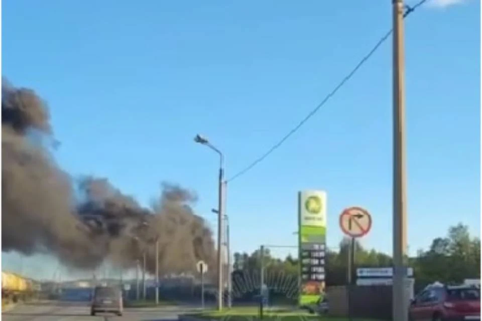 Густой черный дым заметили у нефтяного терминала в Мурманске. Фото: t.me/murmansk_chp/скриншот видео