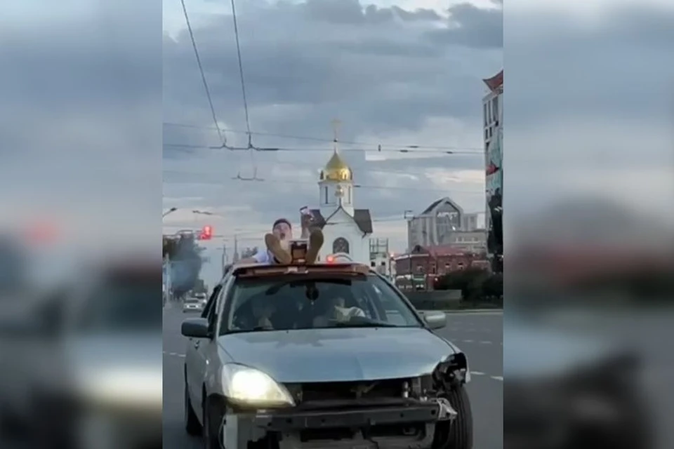 В центре Новосибирска парни запустили салют на крыше автомобиля. Фото: Новосибирский паблик