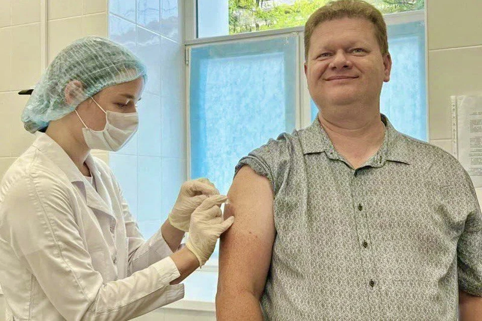 Сергей Грыга личным примером вдохновляет на вакцинацию от гриппа. Фото: sev.gov.ru