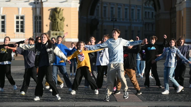 «Танцы под «Седую ночь»: Фанаты устроили флешмоб на Дворцовой площади в честь дня рождения Юрия Шатунова
