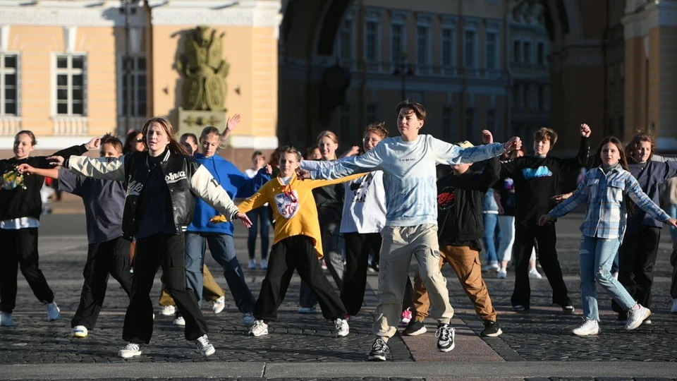 Фанаты Шатунова устроили танцевальный флешмоб на Дворцовой площади в честь его дня рождения.