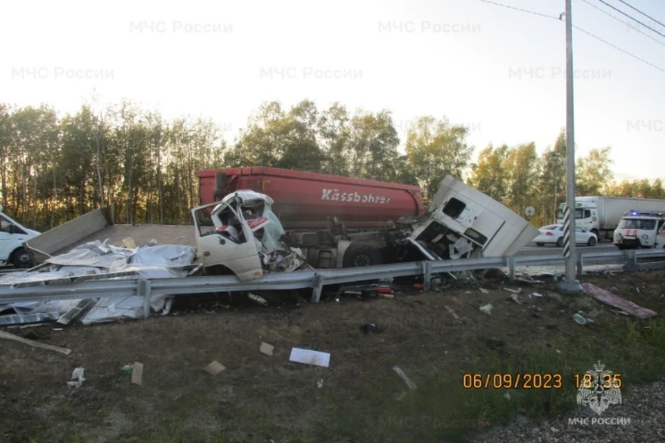 В Ростовском районе в столкновении трех машин погиб водитель грузовика
