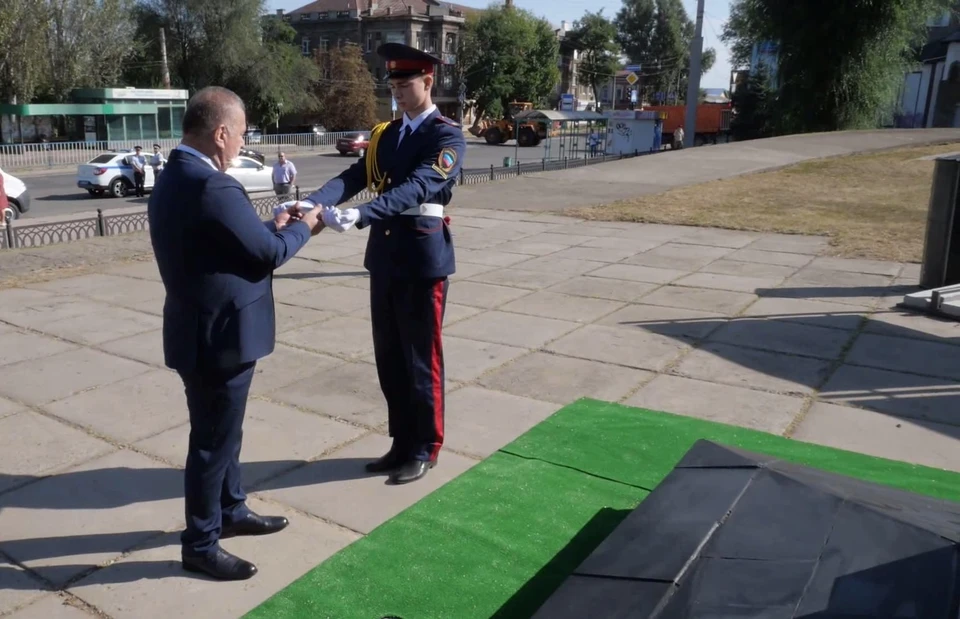 Руководитель Луганска заложил капсулу у памятника Карлу Гаскойну. Фото - скрин из видео администрации Луганска