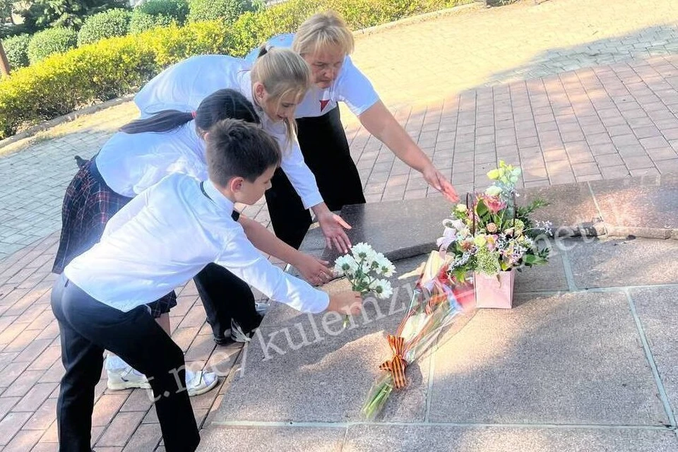 Школьники Донецка возложили цветы к могилам погибших воинов. Фото: Кулемзин/ТГ