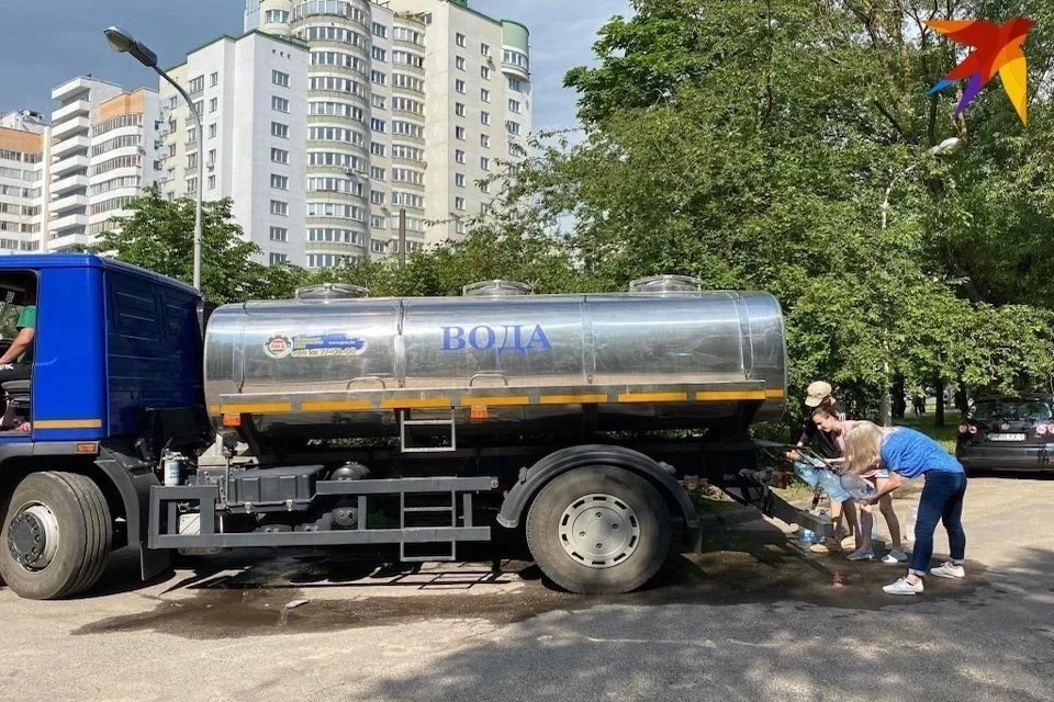 Пока качество воды не удовлетворяло «Минскводоканал», в трех районах стояли машины с чистой водой. Фото: архив "КП"