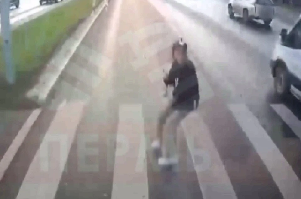 Девочка увидела автобус за секунды до удара. Кадр видео: ЧП ДТП Пермь.