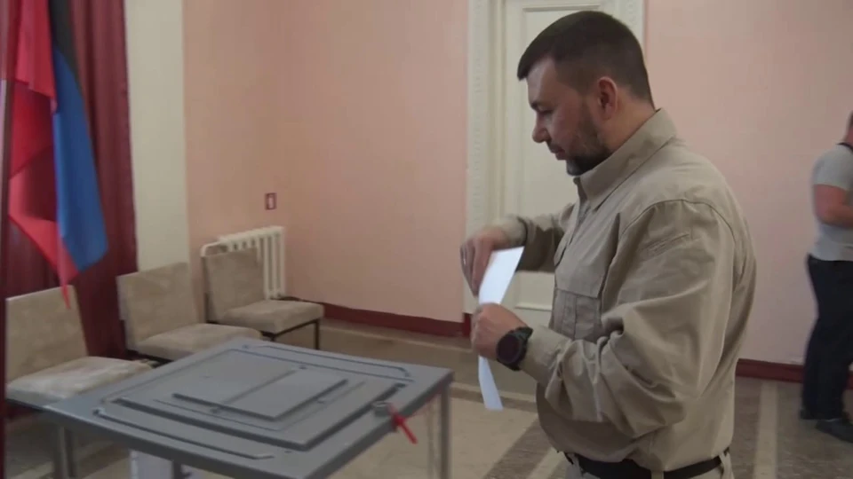 Денис Пушилин проголосовал на одном из избирательных участков. Фото: скриншот видео