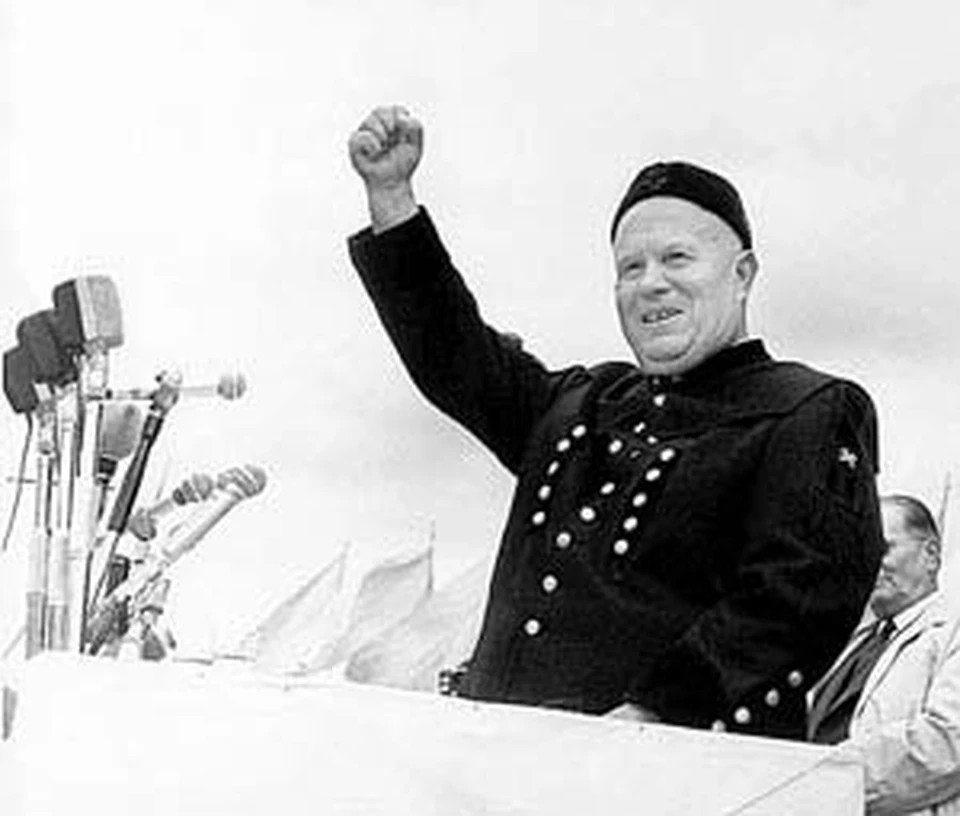 Хрущев в подаренной ему форме горняка в 1963 году во время визита в Югославию.