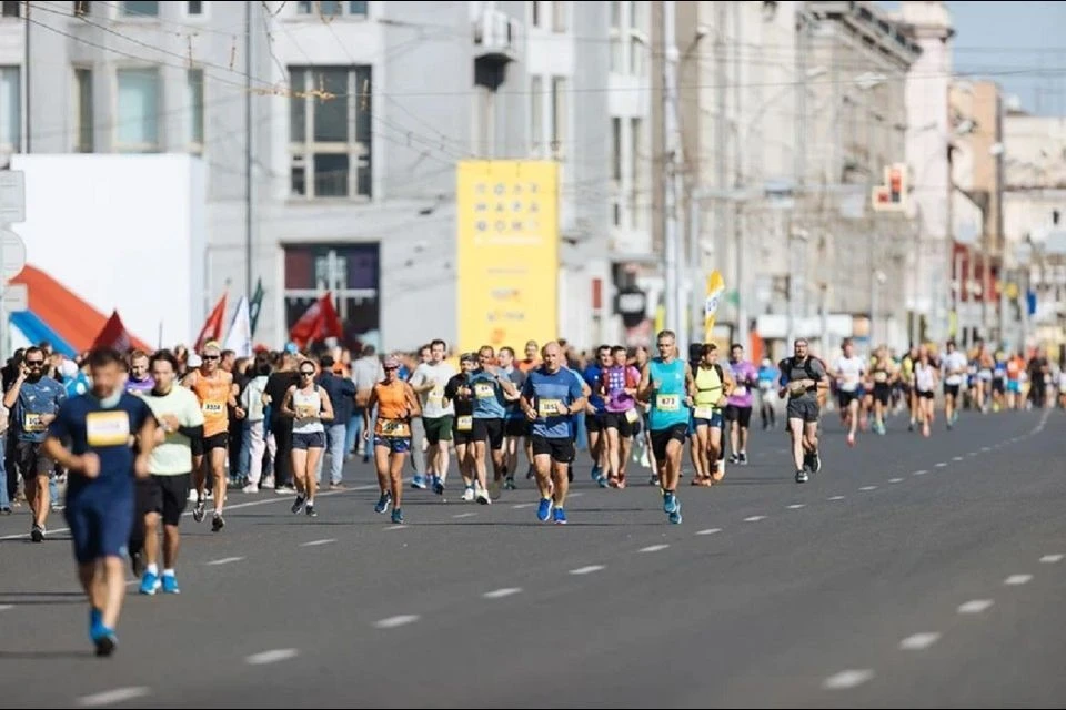 Движение возобновят после завершения марафона. Фото: Александр ЛУКИН.