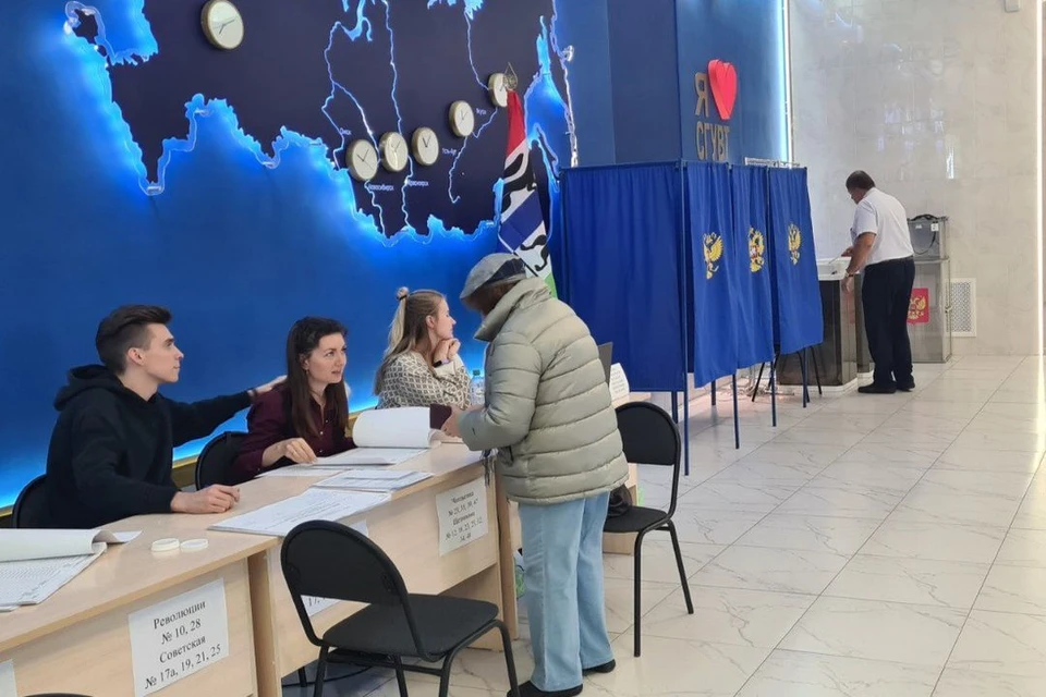 Наблюдатели контролируют ход выборов. Фото: избирательная комиссия Новосибирской области.