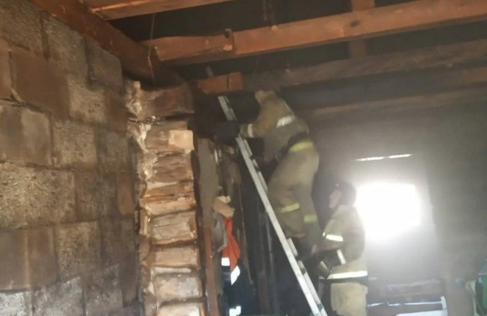 В Шаранском районе из горящего дома достали пострадавшего мужчину