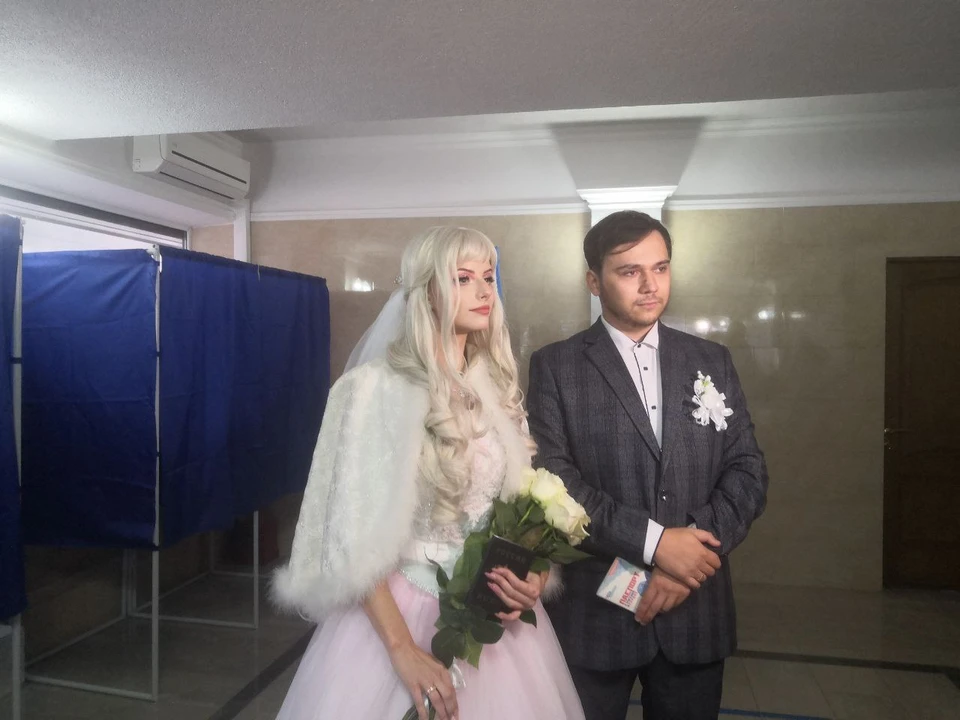 Даша и Влад отметили свадьбу на избирательном участке