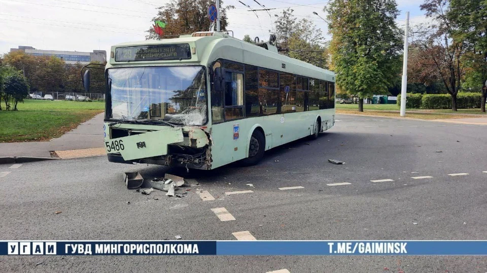 В Минске пьяный водитель Mazda врезался в троллейбус, выехав на встречку. Фото: телеграм-канал УГАИ ГУВД Мингорисполкома