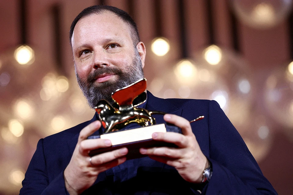 Режиссер Йоргос Лантимос получил "Золотого льва" за лучший фильм "Бедные-несчастные".