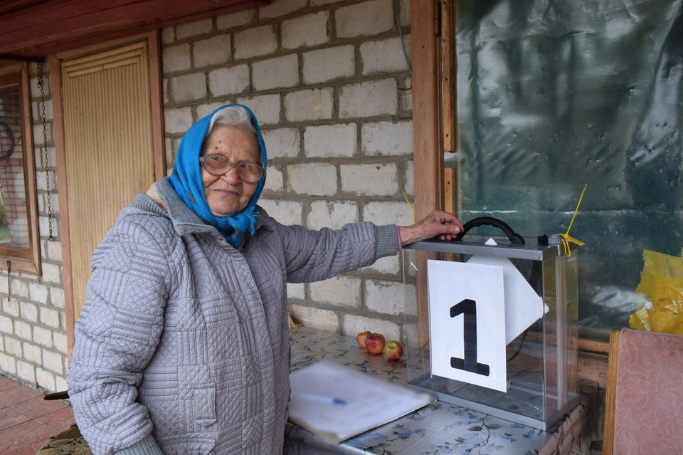 Надежда Стефановна Корнеева голосовала на дому. Фото: Избирком ЛНР