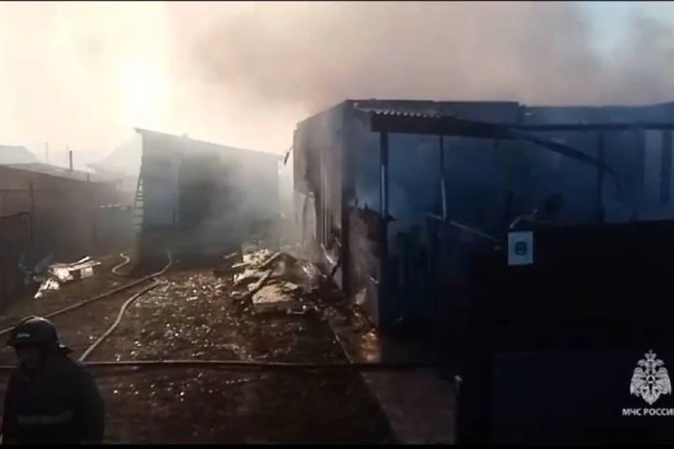 В Хомутово Иркутской области пожар повредил три дома, авто и кладовку