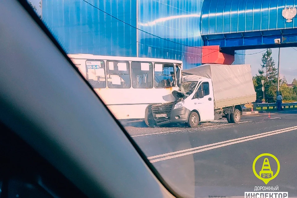 ГАЗель влетела под колеса автобуса на трассе М-10 в Тосненском районе Ленобласти. Фото: vk.com/dorinspb