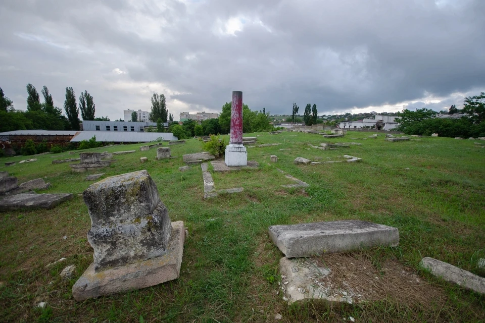 На еврейском кладбище находится памятник в честь подпольщиц Жени Жигалиной и Фанни Шполянской
