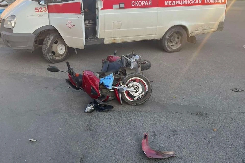 Водителя скутера забрали на скорой. Фото: пресс-служба госавтоинспекции Челябинска.