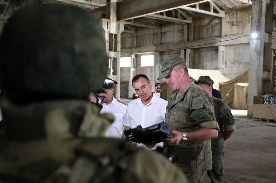 Губернатор оценил условия размещения военнослужащих. Фото: пресс-службы администрации Краснодарского края.