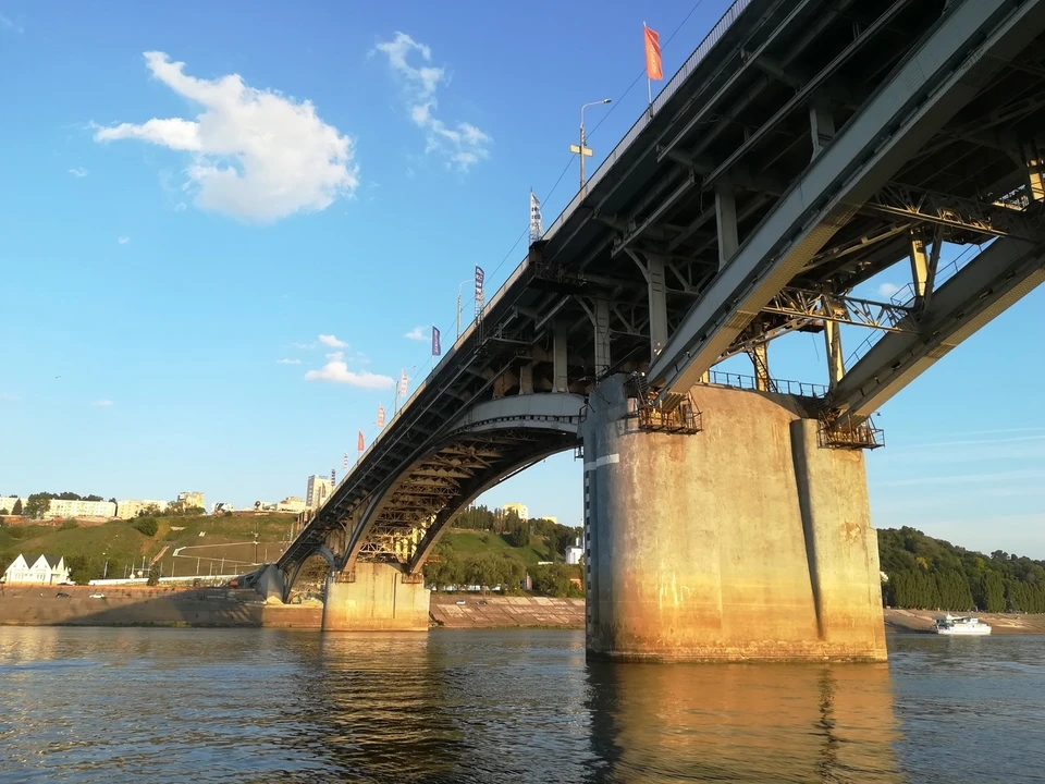 Мужчина упал с Канавинского моста в Нижнем Новгороде.
