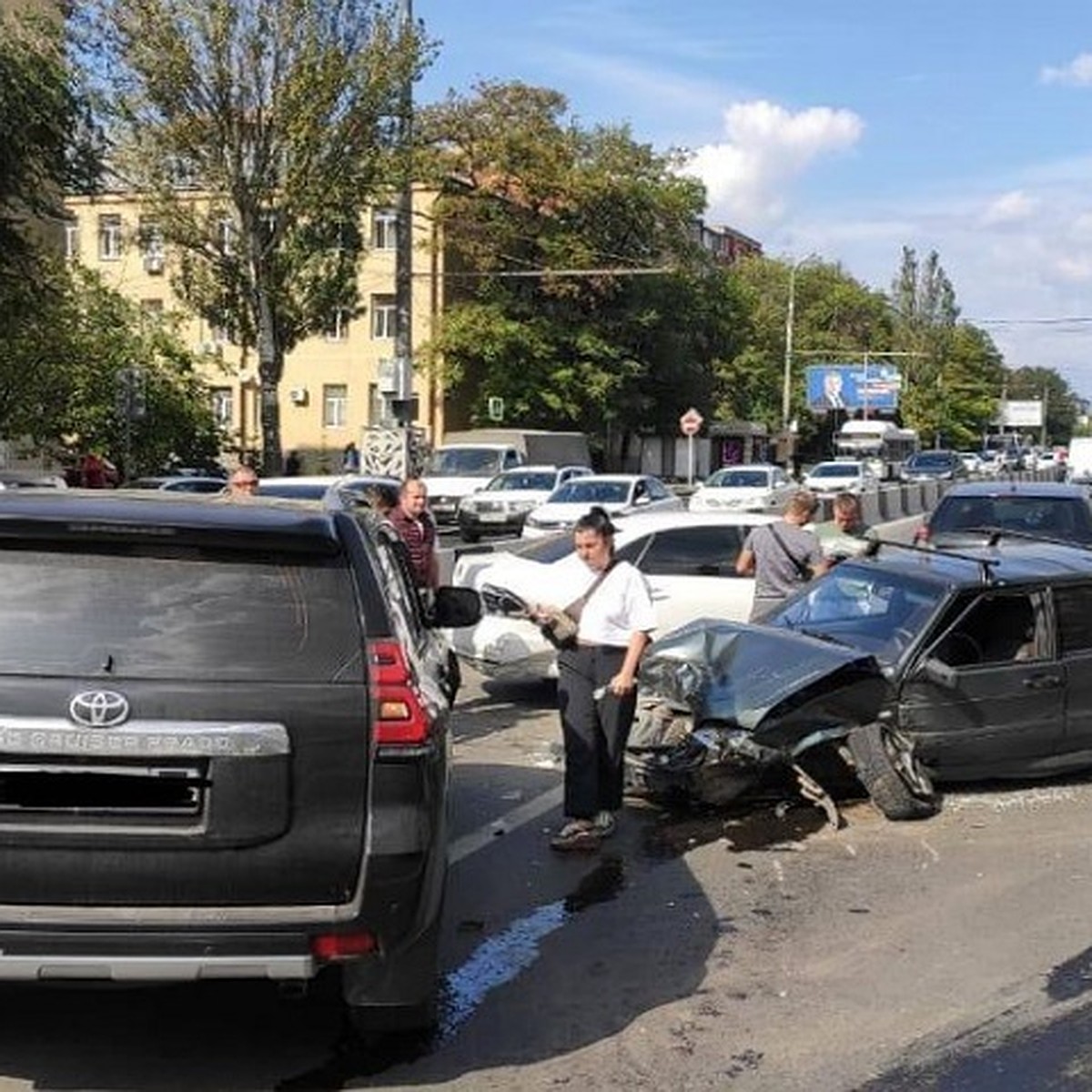 Массовая авария произошла на проспекте Нагибина в Ростове-на-Дону - KP.RU