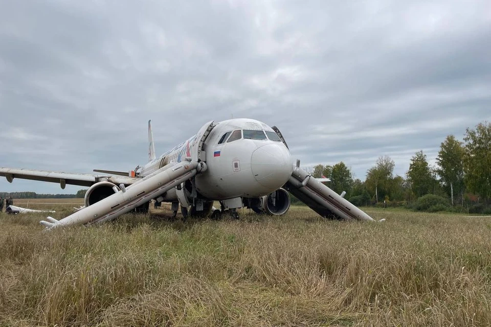 Сервис Flightradar опубликовал траекторию полета самолета, аварийно севшего в поле под Новосибирском.
