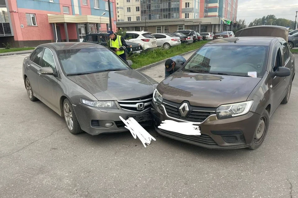 Участниками аварии стали Renault Logan и Honda Accord. Фото: Госавтоинспекция по Новосибирску