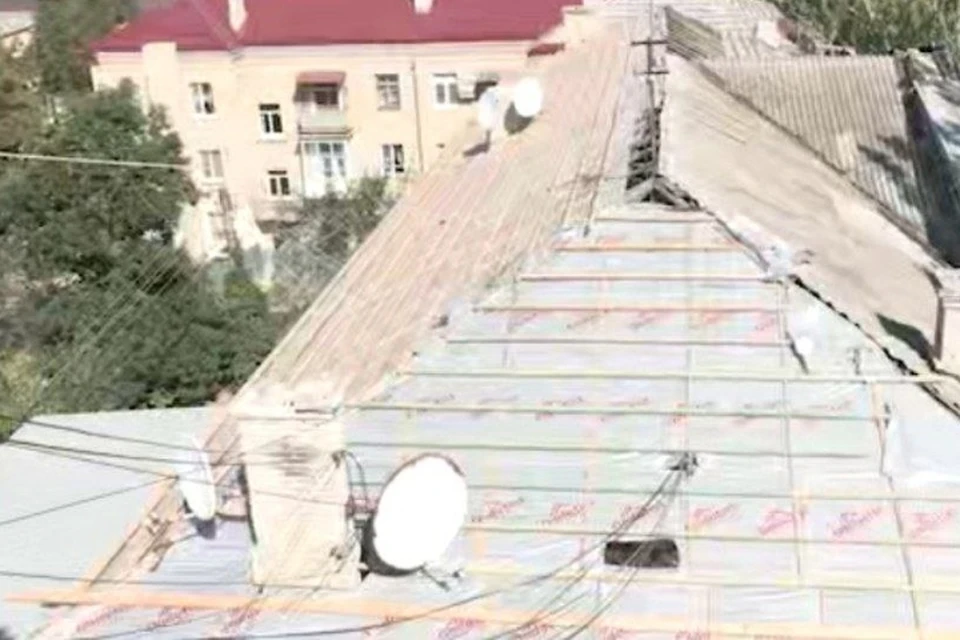 Рабочие меняют крышу в многоэтажке по улице Богдана Хмельницкого. ФОТО: скриншот из видео За!ТВ