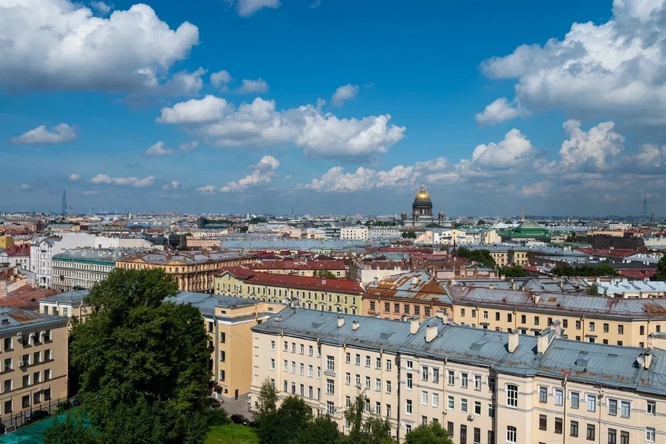 В выходные в Петербурге будет по-осеннему тепло.