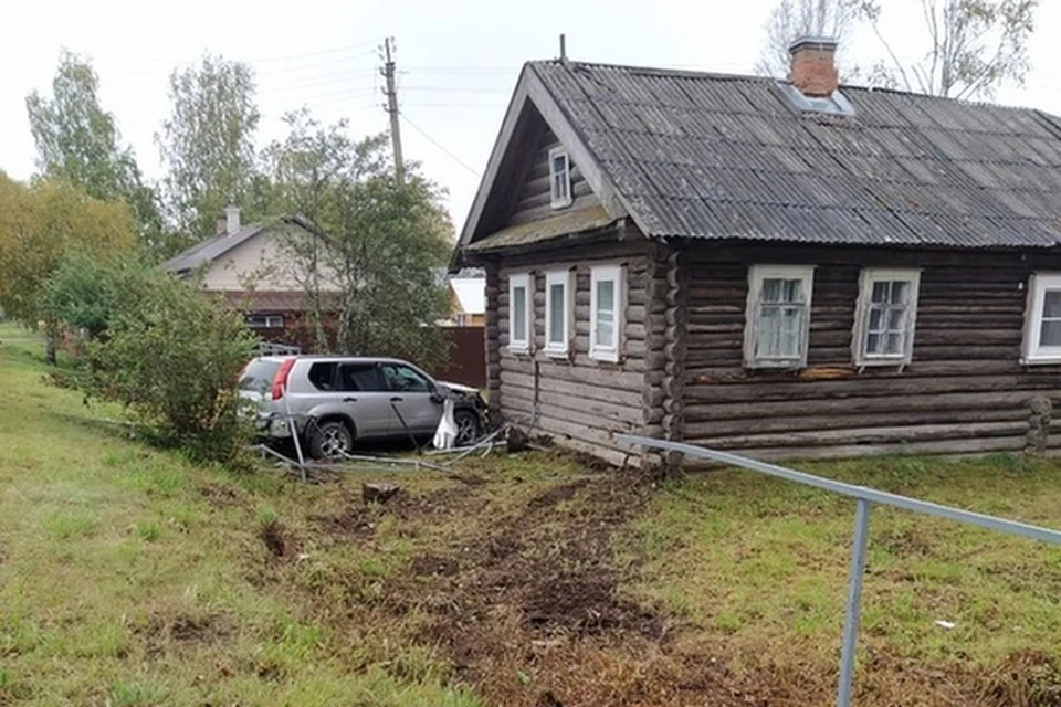 Автомобиль протаранил жилой дом. Фото: ИА "Вологда Регион".