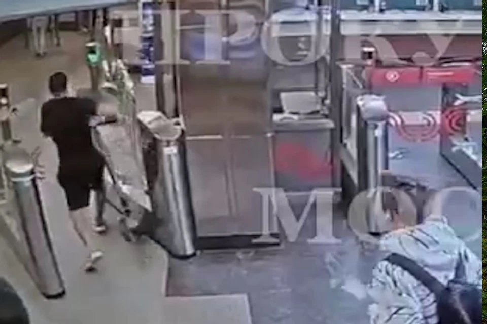 На станции метро «Ховрино» в Москве электросамокатчик ногой разбил турникет
