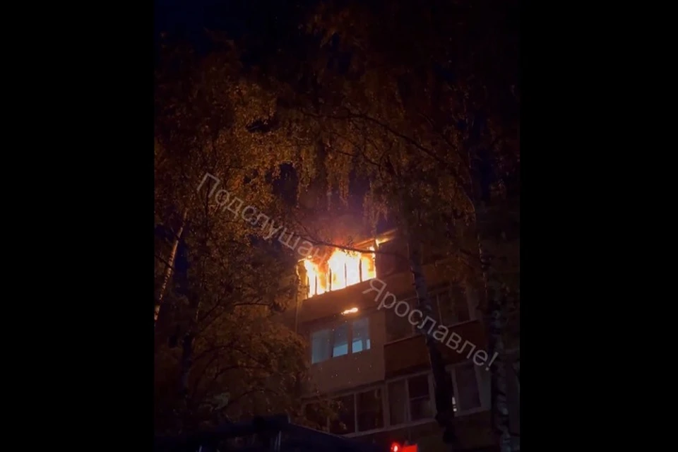В брагинской многоэтажке произошел пожар. Скриншот с видео, группа "Подслушано в Ярославле" ВКонтакте
