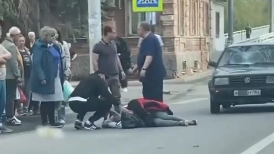 Фото: В Саратове на Чернышевского на пешеходном переходе сбили женщину (т.г "Жесть Саратов")