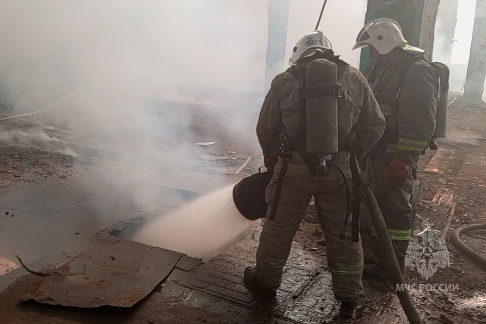 В настоящее время пожар все еще не ликвидирован. / Фото: ГУ МЧС по Самарской области.
