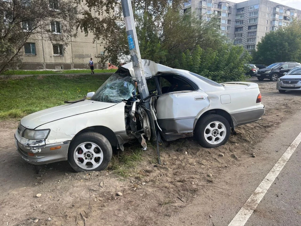 В Ангарске в ДТП женщина с двумя детьми на Toyota Vista врезалась в столб