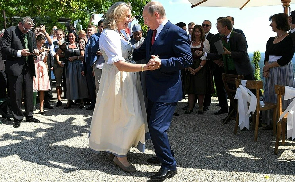 Карин Кнайсль стала узнаваема во всем мире после того, как в 2018 году на ее свадьбе побывал президент России Владимир Путин
