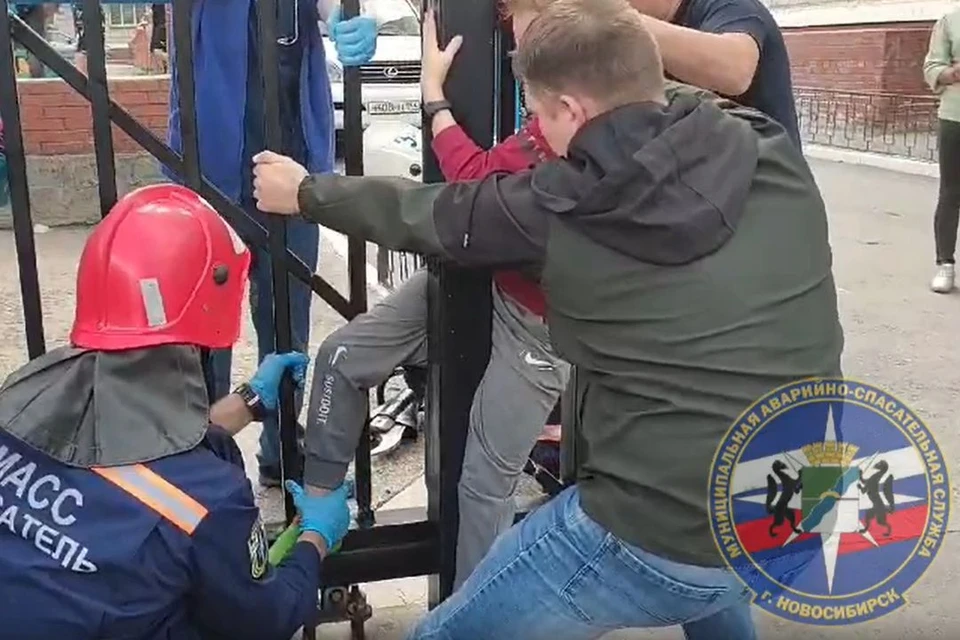 Ногу школьника зажало автоматическими воротами. Фото: скриншот из видео / Спасатели МАСС