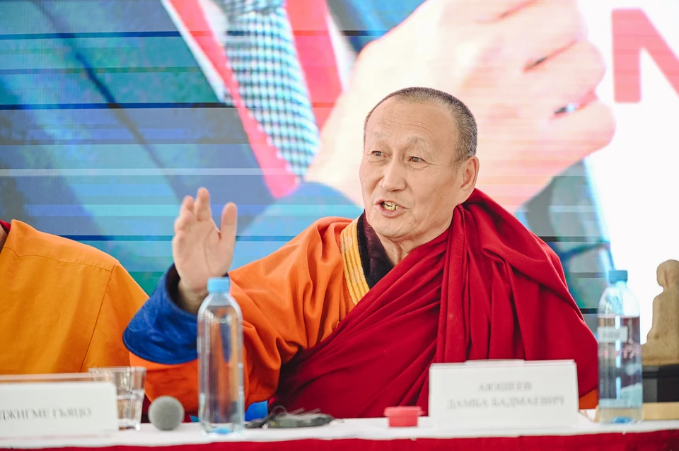 Дамба Аюшеев рассказал о пришельцах. Фото: Международный буддийский форум «Традиционный буддизм и вызовы современности»