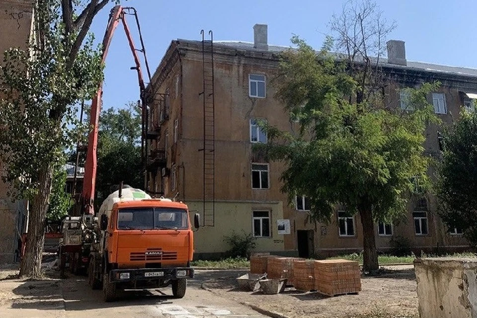 В многоквартирном доме по улице Владимирская новосибирские строители проводят ремонтные работы. Фото: Администрация города Мариуполя
