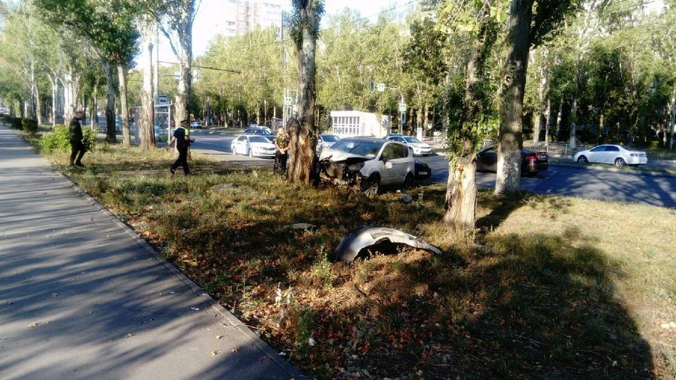 В Заволжском районе Ульяновска иномарка выехала с дороги и врезалась в дерево. Фото телеграм-канал Ульяновск Решает!