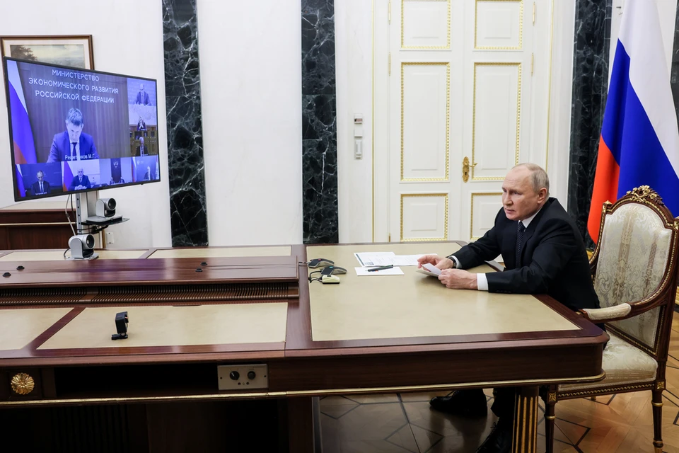 Владимир Путин во время совещания по проекту федерального бюджета на 2024–2026 годы в режиме видеоконференции в Кремле. Фото: Михаил Метцель/пресс-служба президента РФ/ТАСС