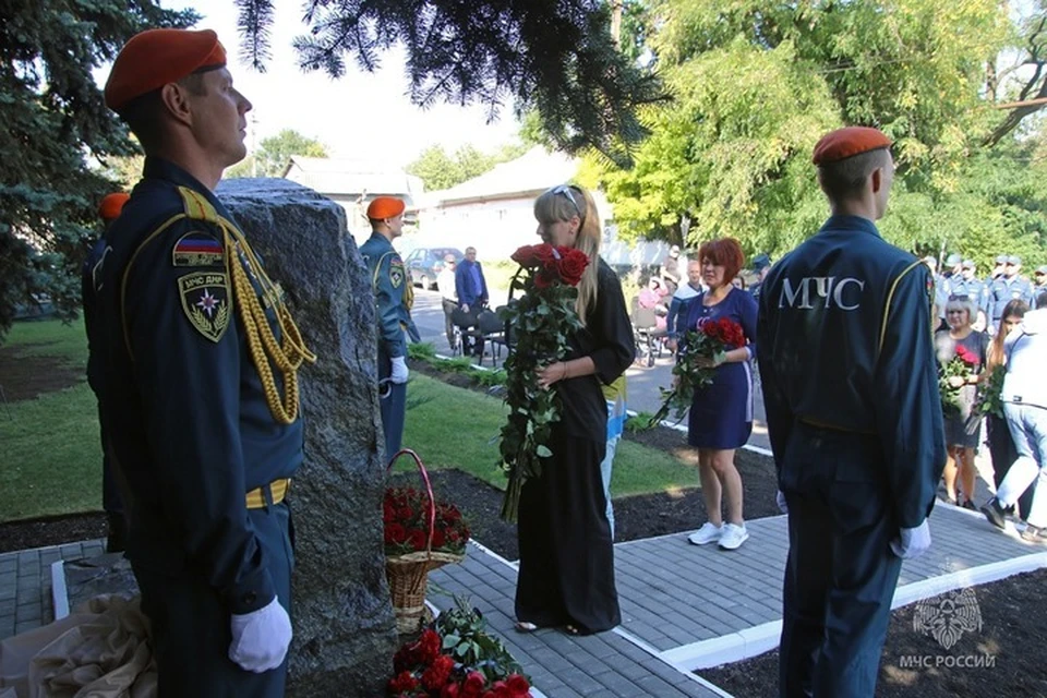 В память о 13 погибших сотрудниках МЧС в Донецке открыли мемориал. Фото: МЧС ДНР
