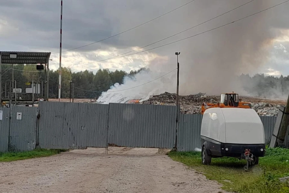 Пожар тушили силами компании, работающей на полигоне. Фото: Роспотребнадзор