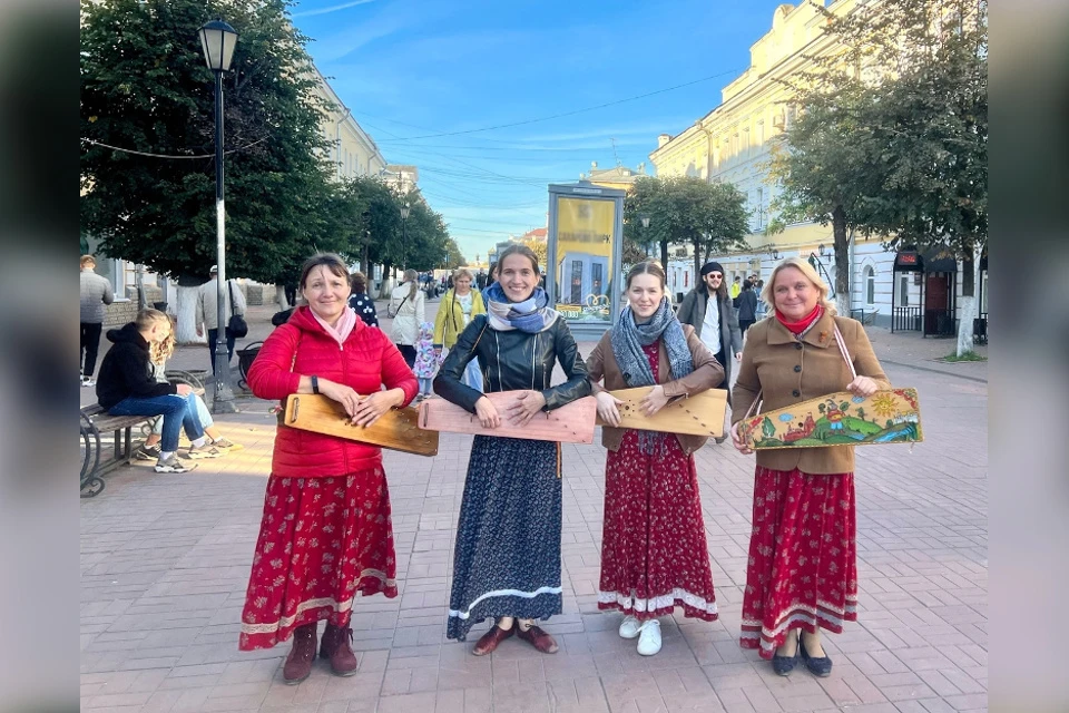 Гуслярши регулярно совершают музыкальные променады по центру Твери. Фото: VK/Полюбить свою землю