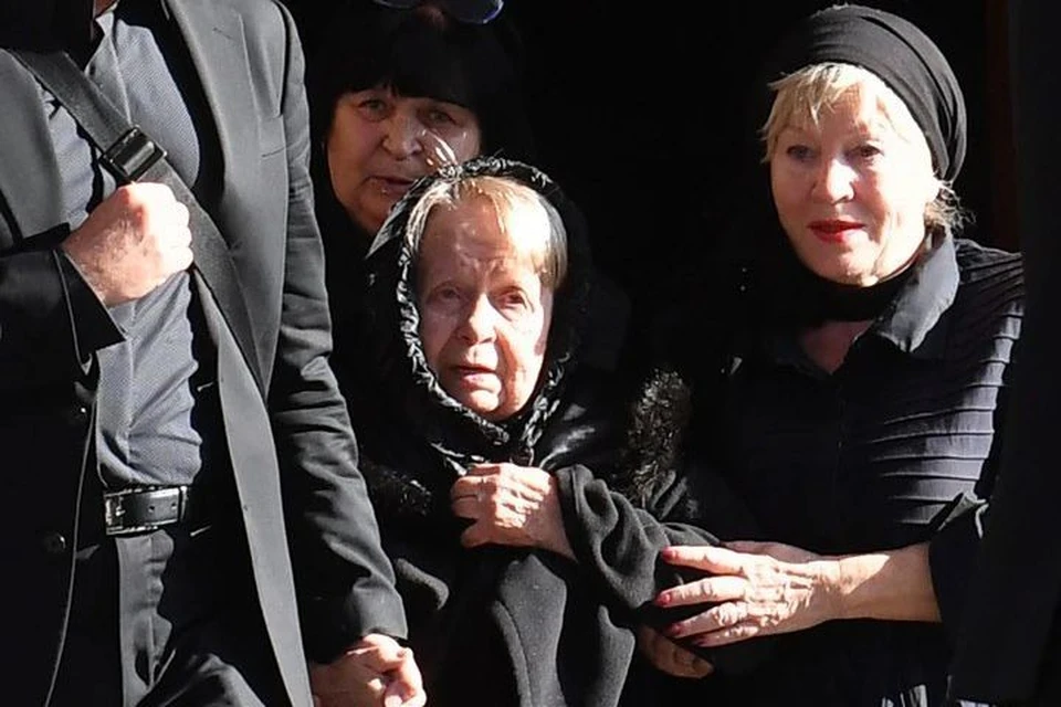 Пахмутова в черном платочке тихо плакала на похоронах Добронравова