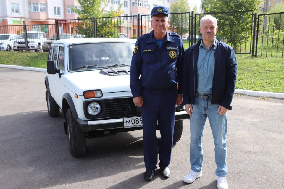 На фото: Предприниматель Олег Карпиков и председатель Совета ветеранов Александр Пархоменко